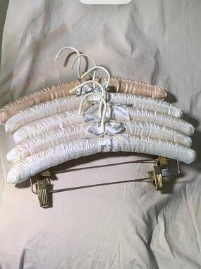 5 15“ PADDED SATIN HANGERS W.CLIPS PLUS 1 18.5“ W/O CLIPS